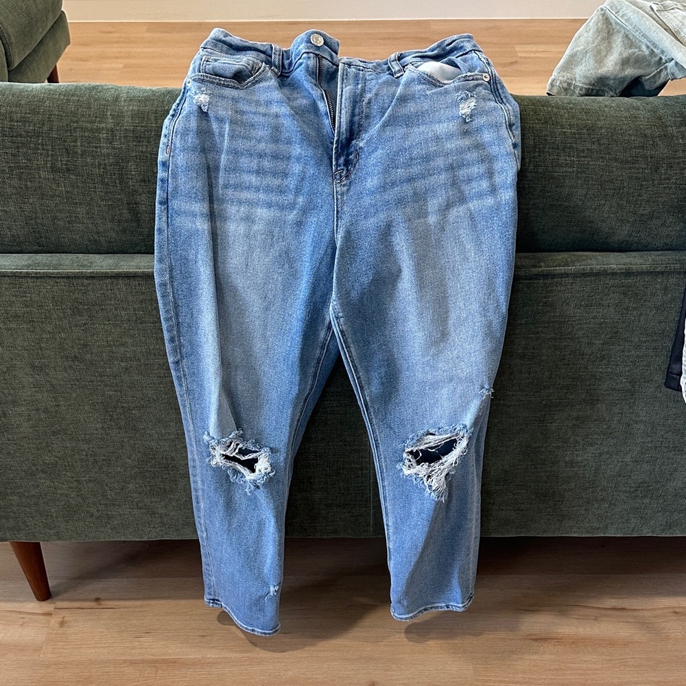 American Eagle Outfitters Light Blue Distressed Boyfriend Jeans